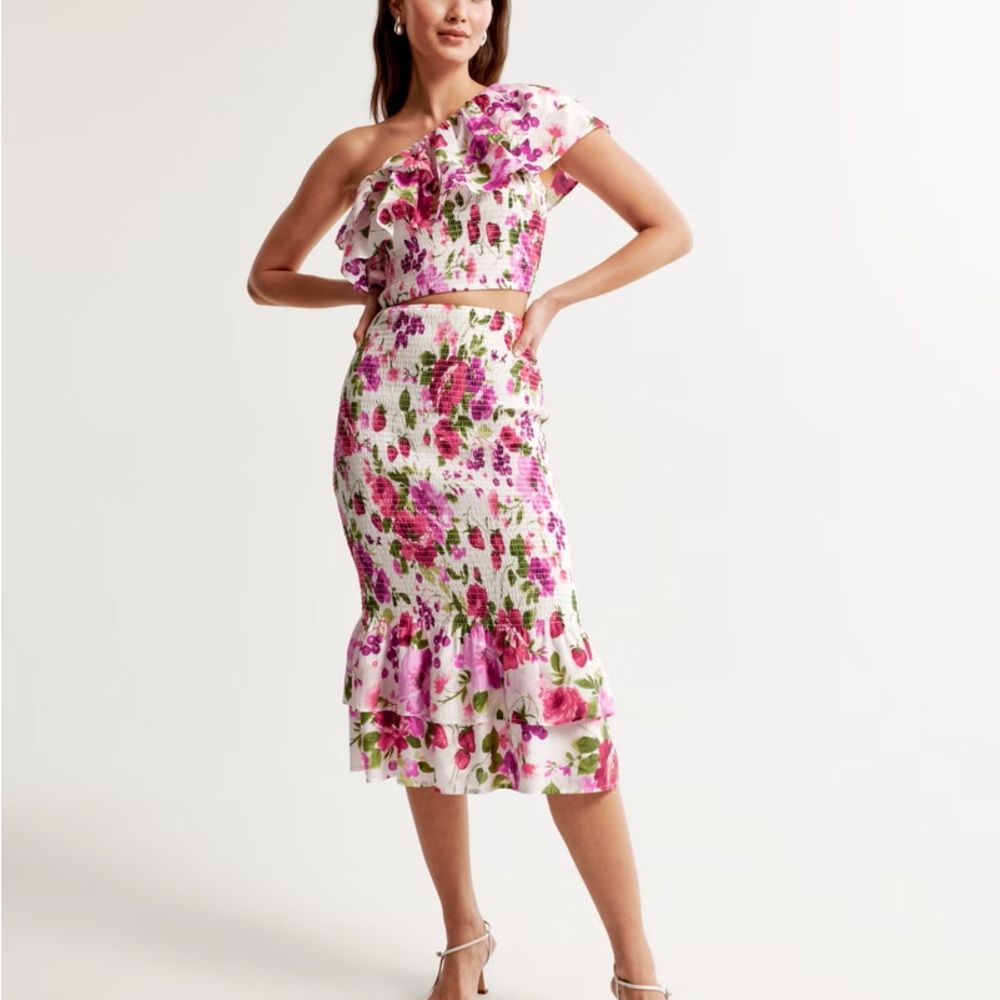 Brand new with tags Abercrombie high waisted smocked floral skirt XS